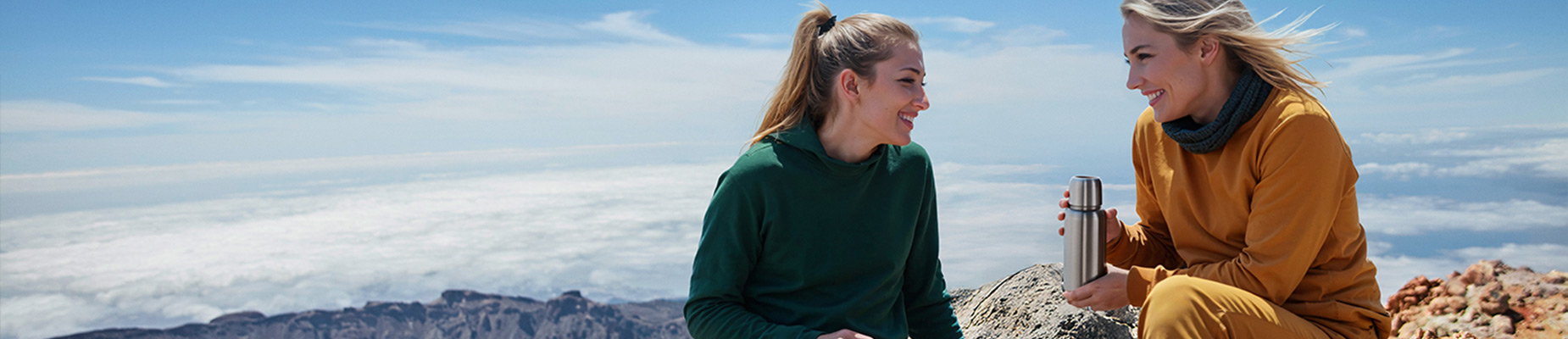 Frauen ruhen sich nach dem Aufstieg zum Gipfel des Teide aus