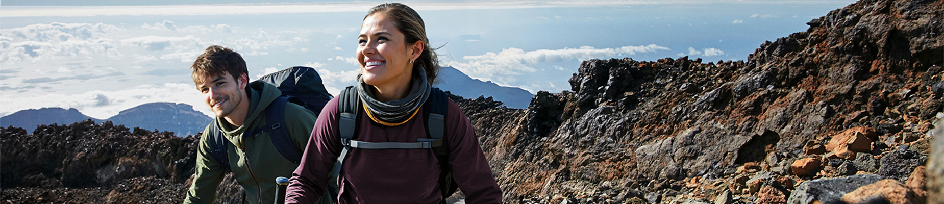 Freunde erreichen den Teide-Gipfel nach einer Übernachtung in der Herberge